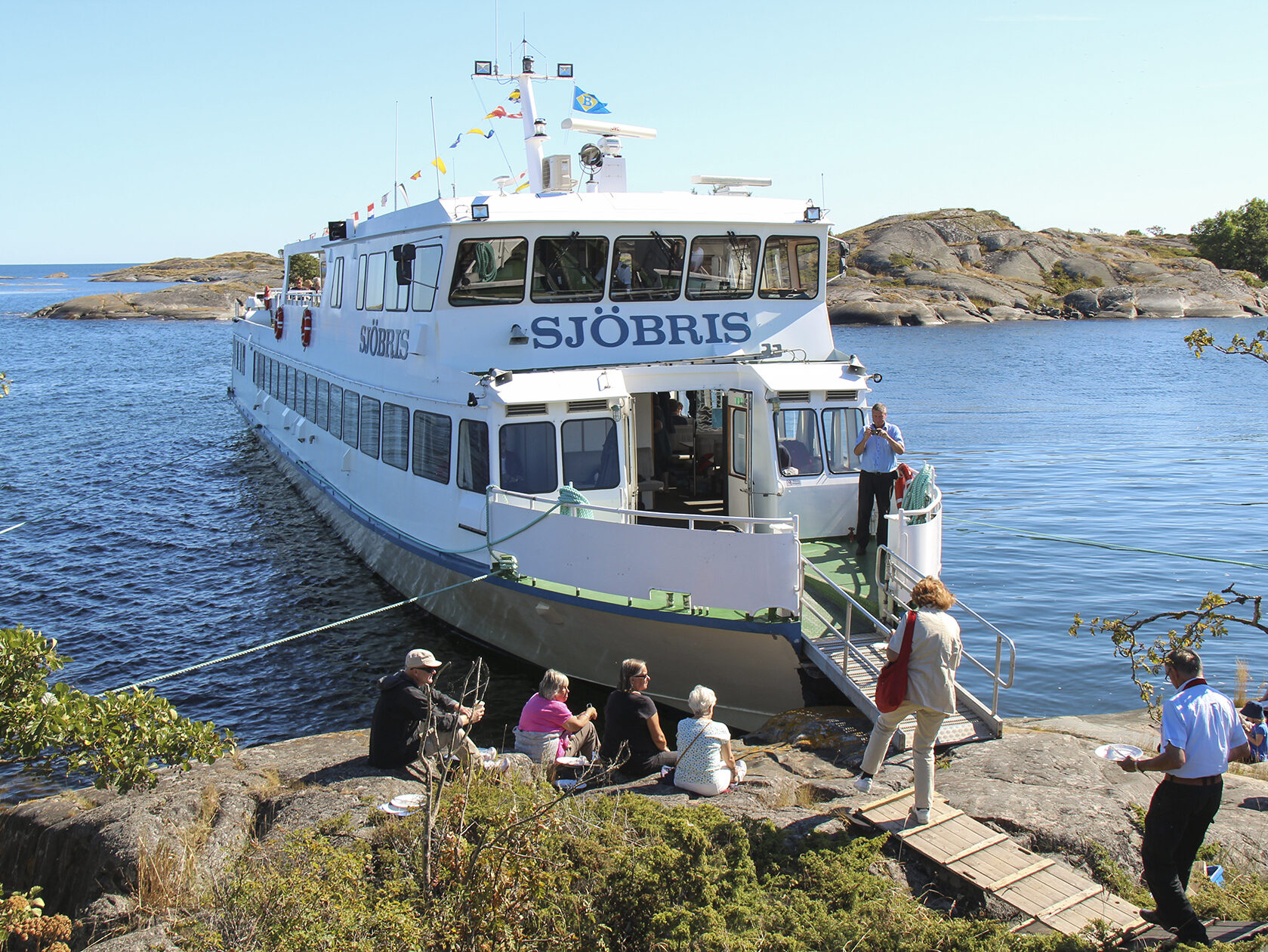 Skärgårdsbåt angjord vid klippa