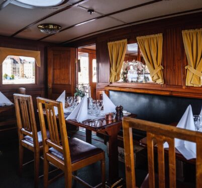 Matsal inredd med trä och gammaldags stil, ombord på ångbåten Blidösund, salongen kallas 