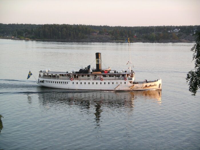 Klassiska ångbåten Storskär går i ett spegelblankt vatten